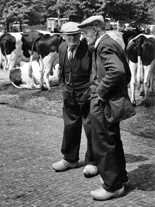 361059 Afbeelding van twee veehandelaren op de veemarkt aan de Croeselaan te Utrecht.